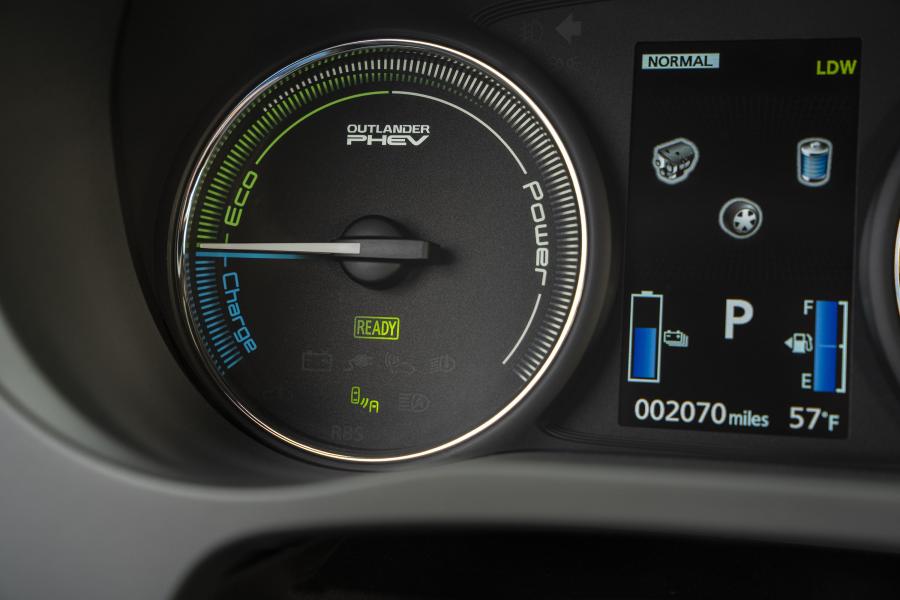 Панель приборов Mitsubishi Outlander PHEV 2018 года  (NA) (фото 17 из 41)